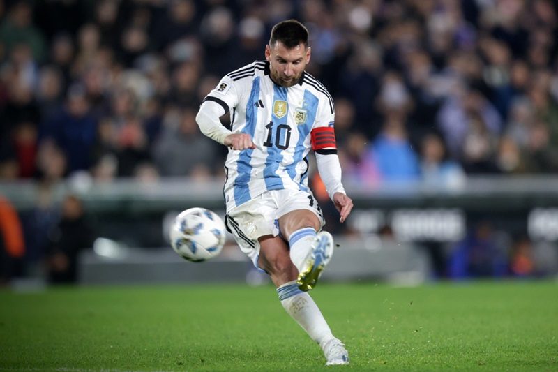 Messi có khả năng kiểm soát bóng và chuyển động nhanh nhẹn trước khi đá phạt